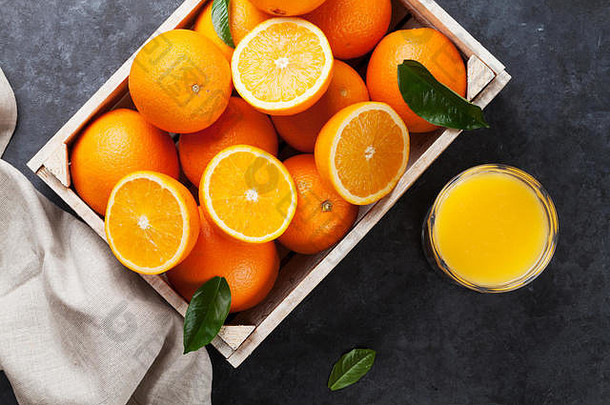 石桌上放着新鲜的橙子和果汁。俯视图