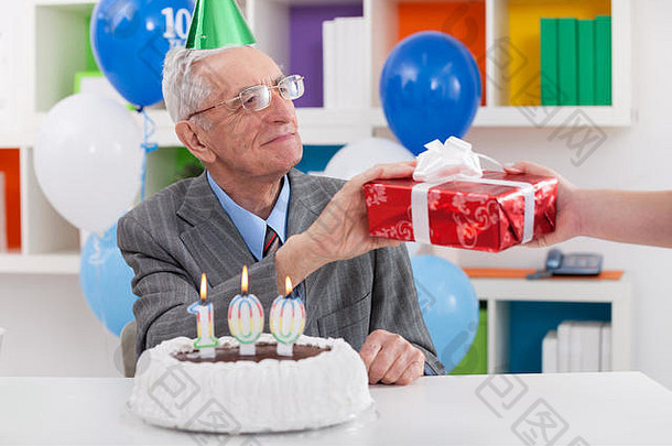 高级男人。庆祝生日接收礼物