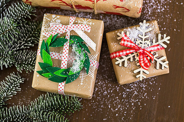用红丝带棕色纸包装的圣诞礼物。