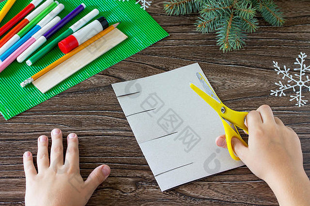 一个孩子用圣诞礼物画一张贺卡。手工制作的。<strong>儿童</strong>艺术项目，<strong>儿童</strong>手工艺。<strong>儿童</strong>手工艺。