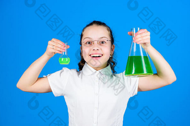 有化学液体的女学生。童年和成长。知识和信息。做一点实验。小孩子学习。教育理念。化学很有趣。基本知识。知识日。