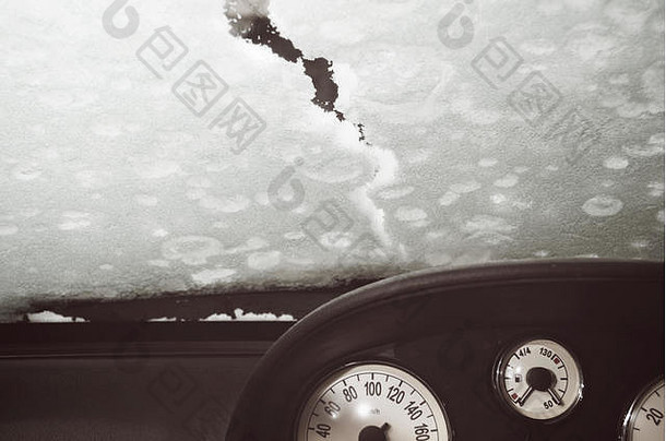 从车内看被雪覆盖的<strong>汽车</strong>挡风玻璃