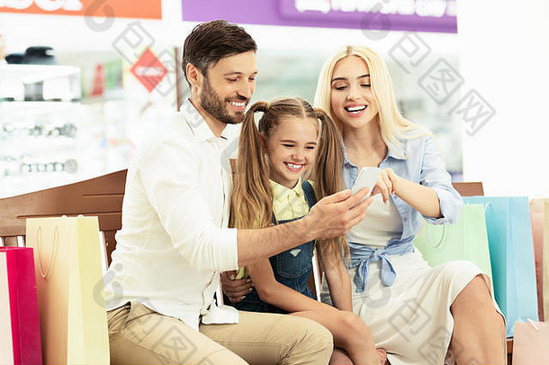 家庭智能手机坐着购物中心中心购物