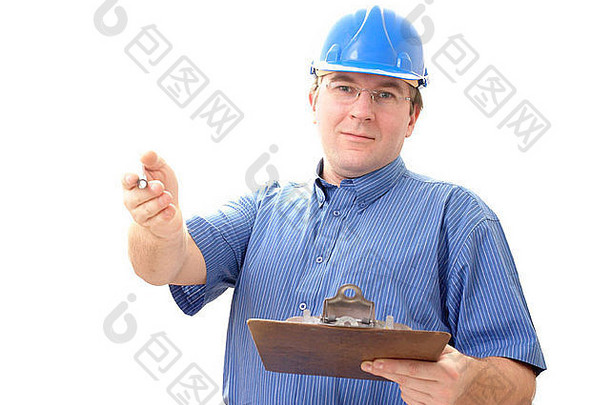 施工现场经理戴着蓝色头盔，右手指向白色背景上的记事本