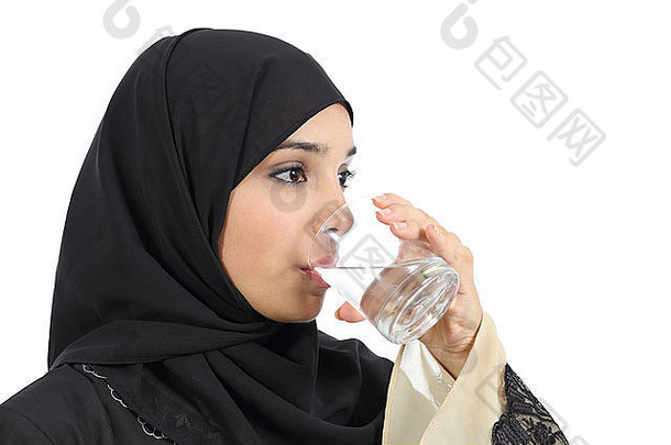 阿拉伯女人喝水玻璃孤立的白色背景