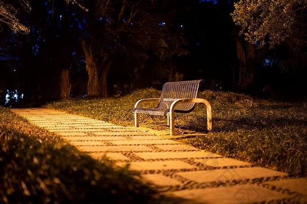 板凳上街灯晚上公园