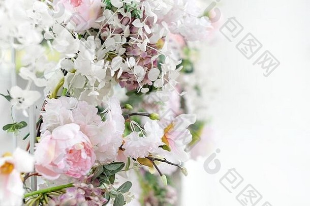 花墙，婚礼背景，手工制作的花卉装饰。人工花卉的浅色背景。牡丹绣球立式花园
