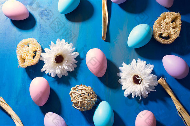 美丽的复活节彩蛋：深蓝色背景上的彩色彩蛋