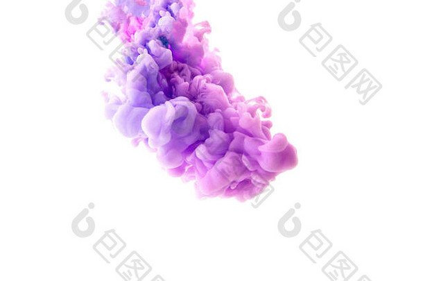 在白色背景上，紫色和蓝色墨水在水中流动的液体混合物。
