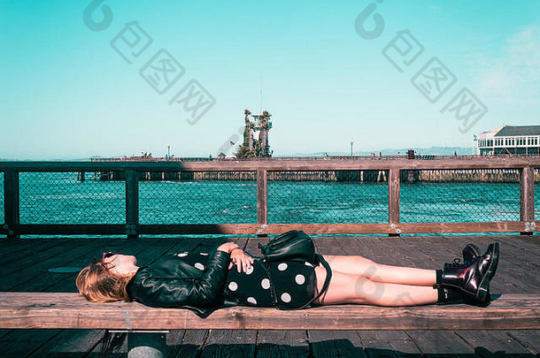 加利福尼亚旧金山女孩躺在长凳上的照片