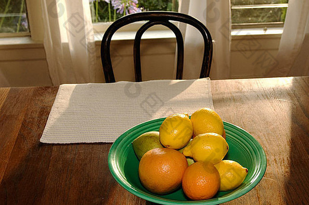 橙子柠檬碗表格孤独的椅子