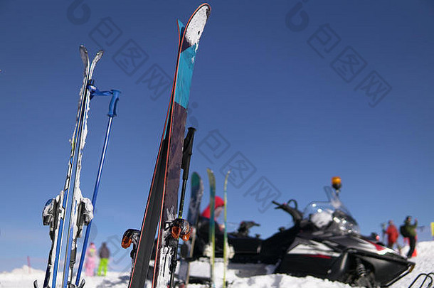 高山滑雪板冬天体育度假胜地蓝色的天空冬天滑雪度假胜地