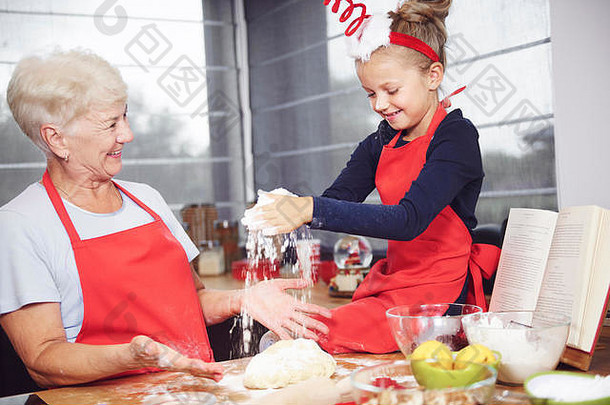 祖母和孙女喜欢一起做饼干