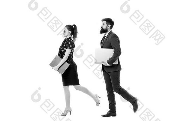 遵循相同的方向。商人留着胡子，女士拿着文件夹。新的商业方向。寻找机会和新机会。男士正装和女士走同一个方向。