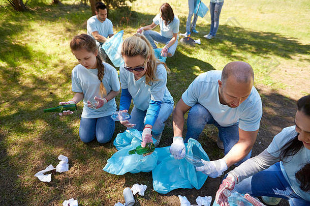 志愿者拿着垃圾袋清洁公园区域