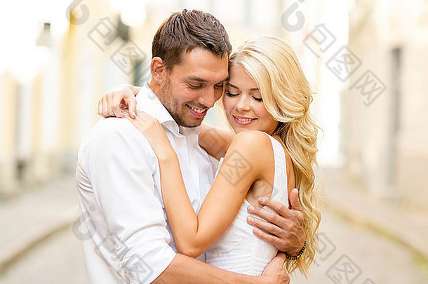 浪漫的幸福情侣在街上拥抱