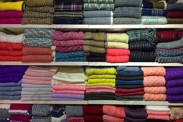 带着一排排五颜六色的围巾选购冬装。