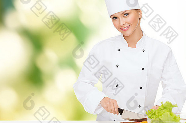 微笑的女厨师切菜