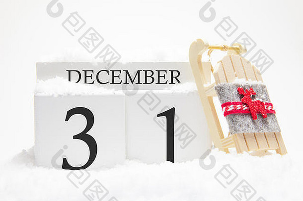 十二月的木制日历，冬季月份的第31天。冬天的象征是雪和雪橇。假期、假期和冬季乐趣的概念。