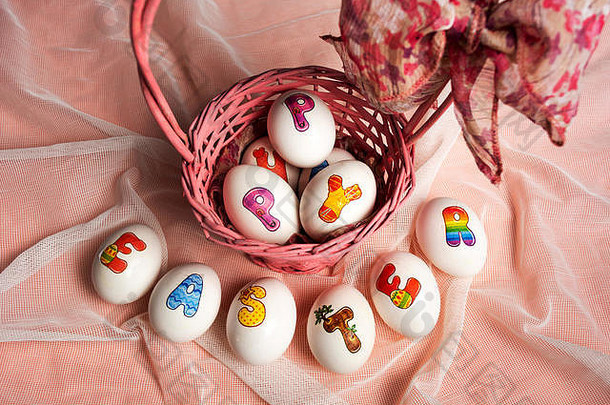 篮子顶视图中装饰的复活节彩蛋