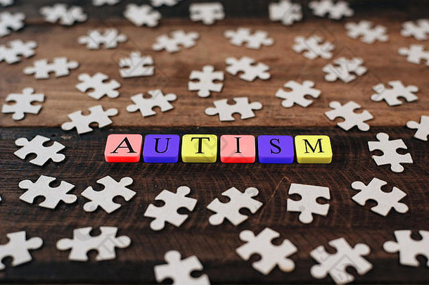 色彩鲜艳的拼图谜题字母瓷砖自闭症词自闭症概念