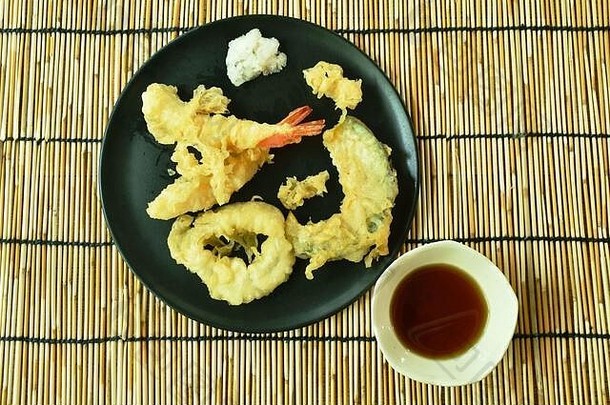 脆炸虾和洋葱配南瓜粉或天妇罗日本料理蘸酱油