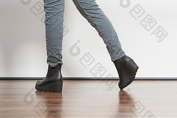 年轻的时尚女孩长腿穿黑色的鞋子平台时尚冬天时间