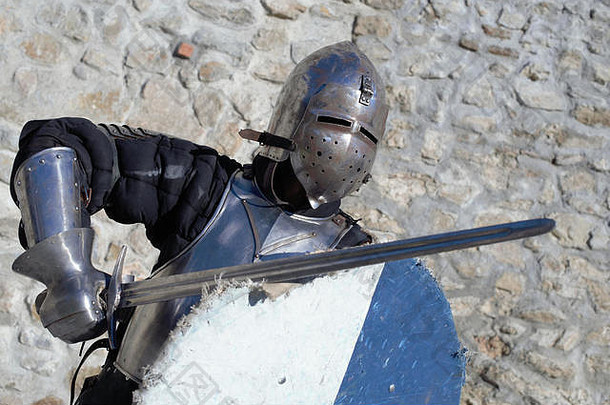 中世纪的金属护甲头盔雇佣兵骑士剑客