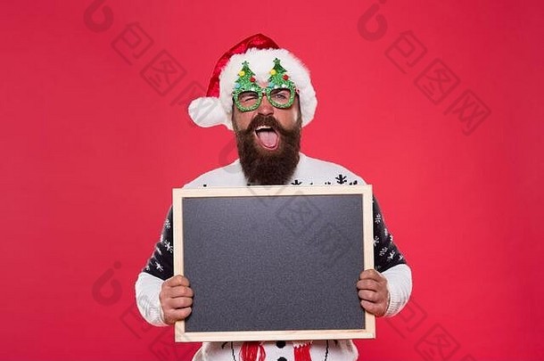 租赁服务冬天价格下降有胡子的赶时髦的人圣诞老人老人快乐的男人。显示黑板上复制空间快乐冬天假期演讲公告促进冬天货物盈利提供