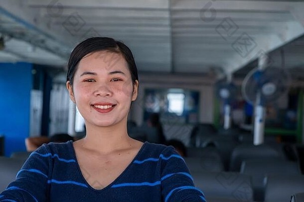 特写照片：快乐的泰国女人在渡船上享受大海。<strong>暑期</strong>、假期、假期、<strong>旅游</strong>和积极的生活方式理念