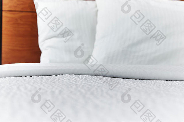 折叠白色床上涵盖了枕头使床上浅深度场