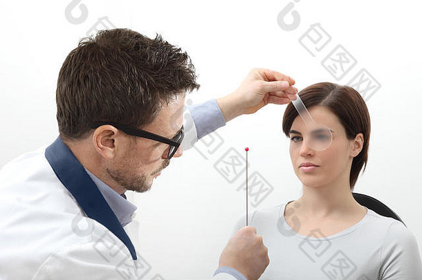 验光师检查视力，女患者指着球体，Nsuco扫视<strong>运动</strong>测试