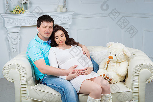 怀孕了家庭年轻的快乐夫妇期待婴儿