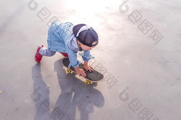男孩年视图前夏天体育地面学习骑滑板休闲穿牛仔裤裤子棒球帽
