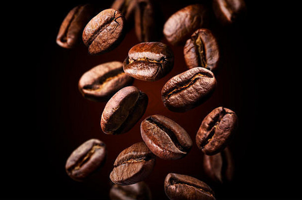 烤下降飞行<strong>咖啡</strong>豆</strong>子黑色的背景关闭棕色（的）纹理