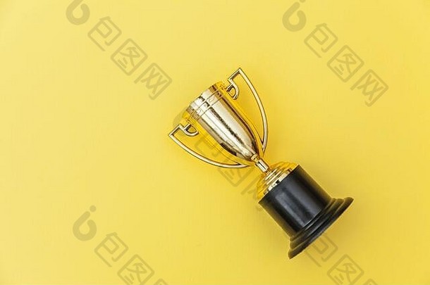 简单的平躺设计赢家冠军黄金奖杯杯孤立的黄色的色彩斑斓的背景胜利的地方竞争赢得成功概念前视图复制空间