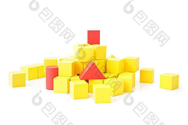 一堆黄色方块和单个红色方块。全部隔离在白色背景上。