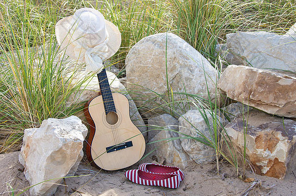 他吉他鞋子岩石海滩沙子