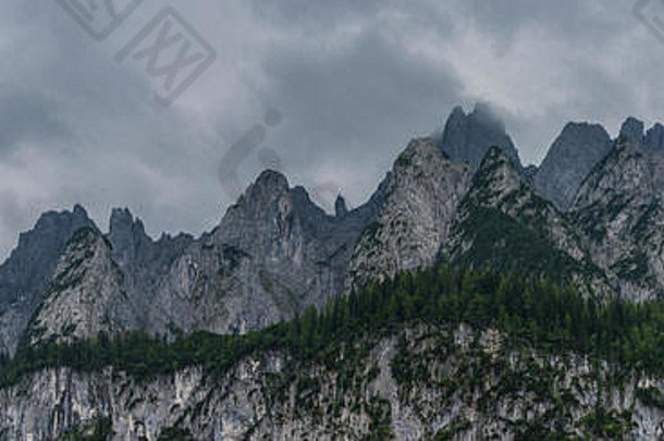 奥地利达克斯坦戈苏卡姆山脊周围的云层