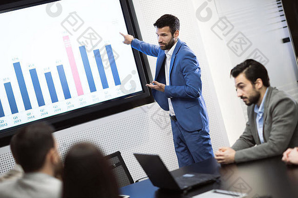 商务人员在办公室会议上分析数据并进行统计