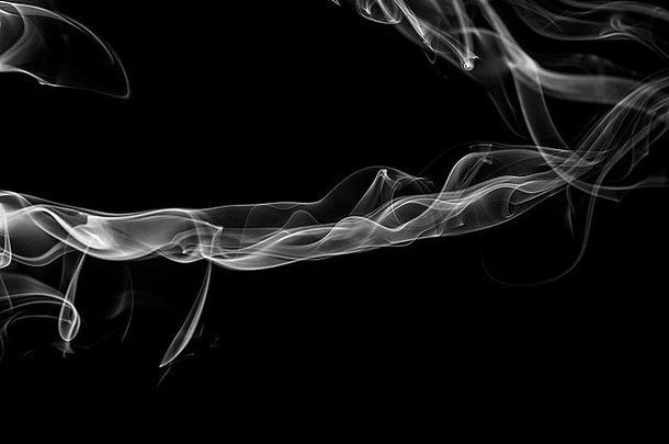 黑色背景上的抽象烟雾。纹理设计元素。抽象艺术。香中的烟。微距拍摄。
