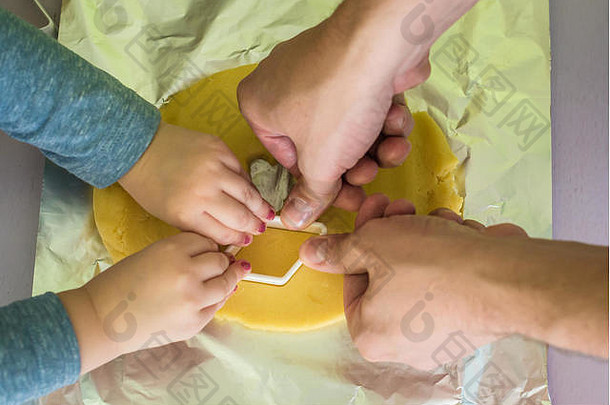 孩子和爸爸做面团饼干切割器