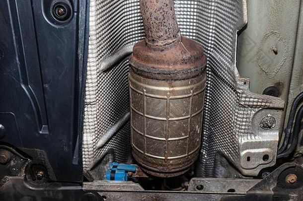 汽车车间电梯上汽车排气系统中的柴油微粒过滤器，从下面看。