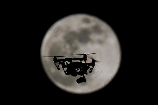 2018年1月31日，英国肯特郡拍摄的超级月球长焦照片上的无人驾驶飞机轮廓