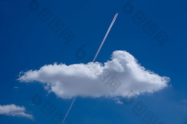 飞机在蓝天中穿过云层的痕迹