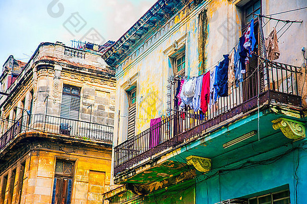 细节色彩斑斓的哈瓦那建筑阳台
