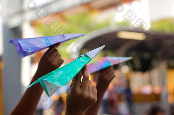 一些纸上彩色飞机的照片，准备在孩子们的手上飞行