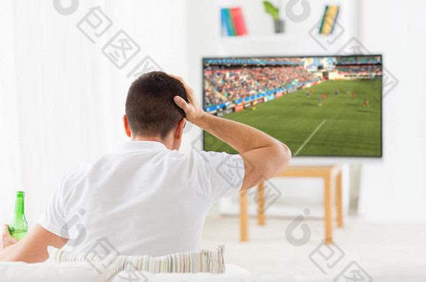 在家看足球或足球比赛的男人