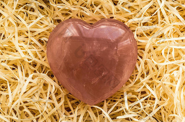 表示爱的心形玫瑰石英晶体。