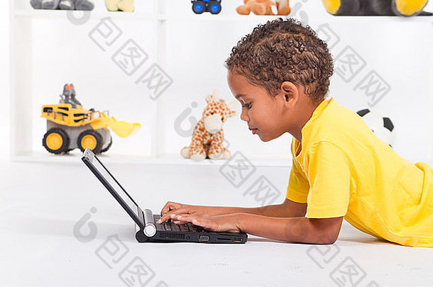 年轻的非洲裔美国男孩在玩笔记本电脑